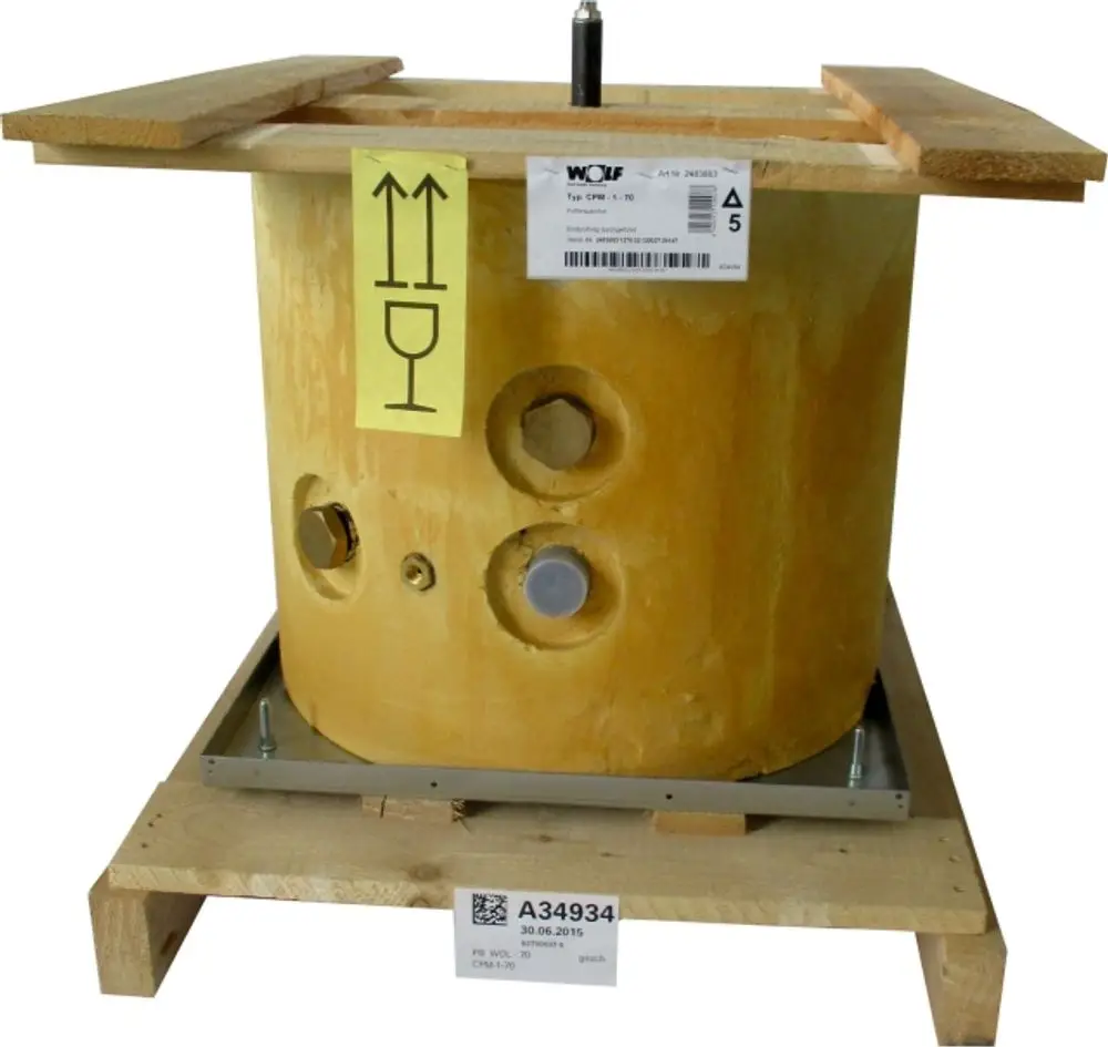 Wolf Pufferspeicher auf Holzpalette, zylindrische Form mit mehreren Anschlüssen und Kennzeichnungen, ohne Verkleidung, für thermische Anwendungen.